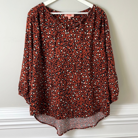 EVRI Tops - EVRI cheetah print high low blouse